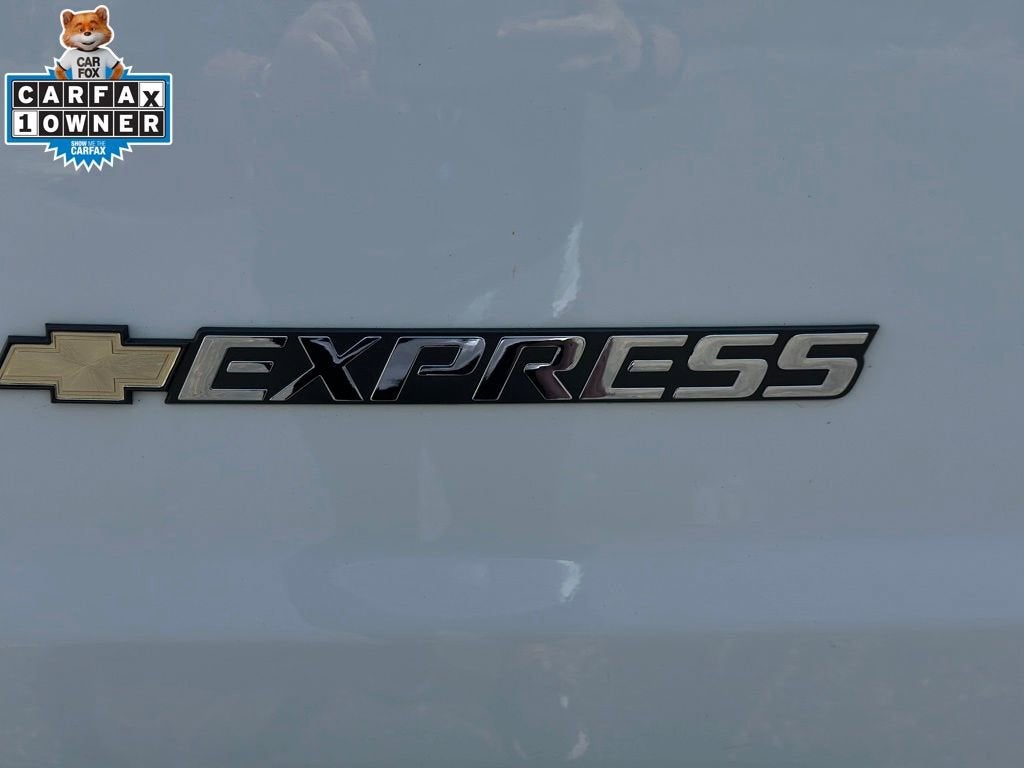 2025 Chevrolet Express Passenger 1LT