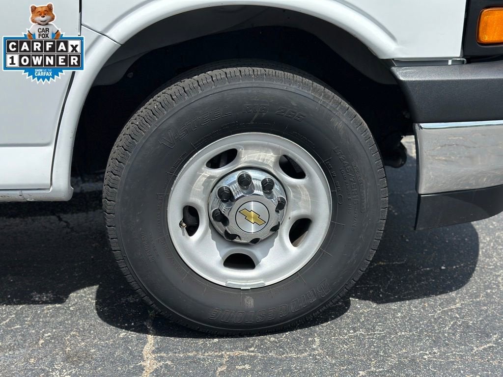 2025 Chevrolet Express Passenger 1LT