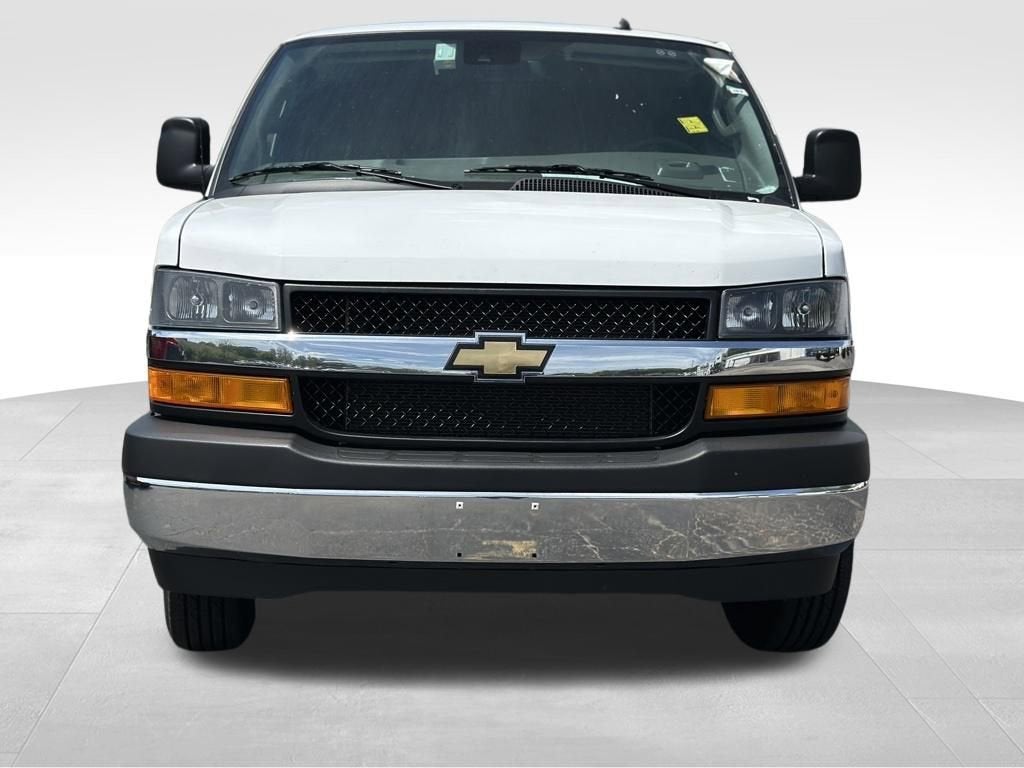 2025 Chevrolet Express Passenger 1LT