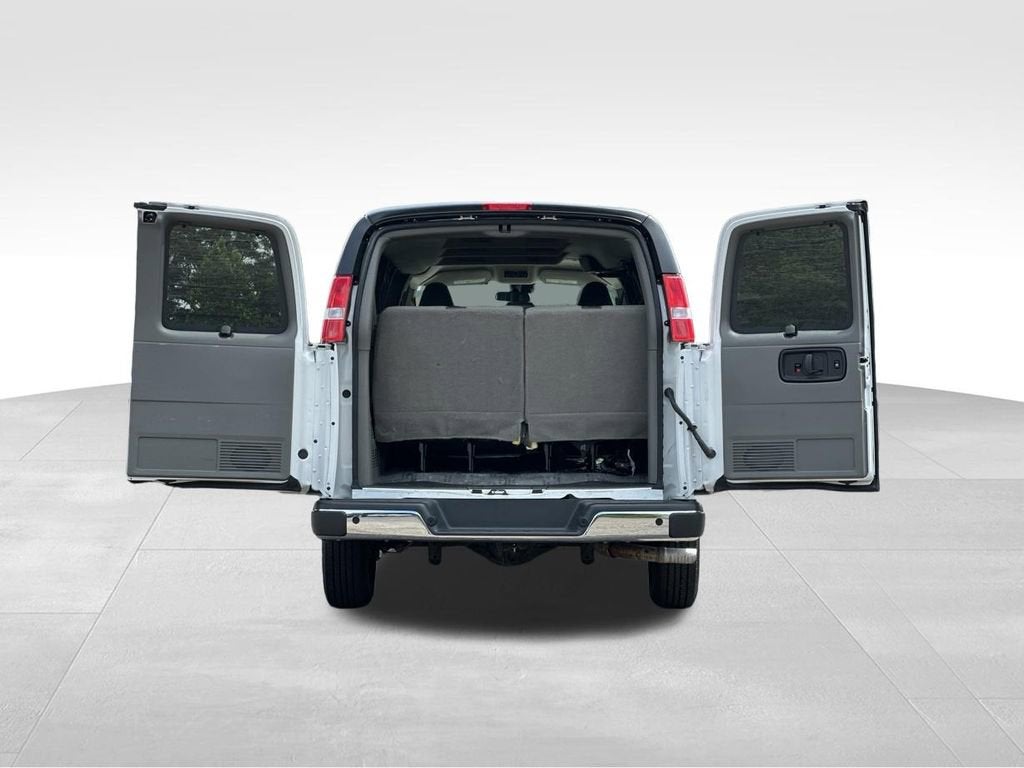 2025 Chevrolet Express Passenger 1LT