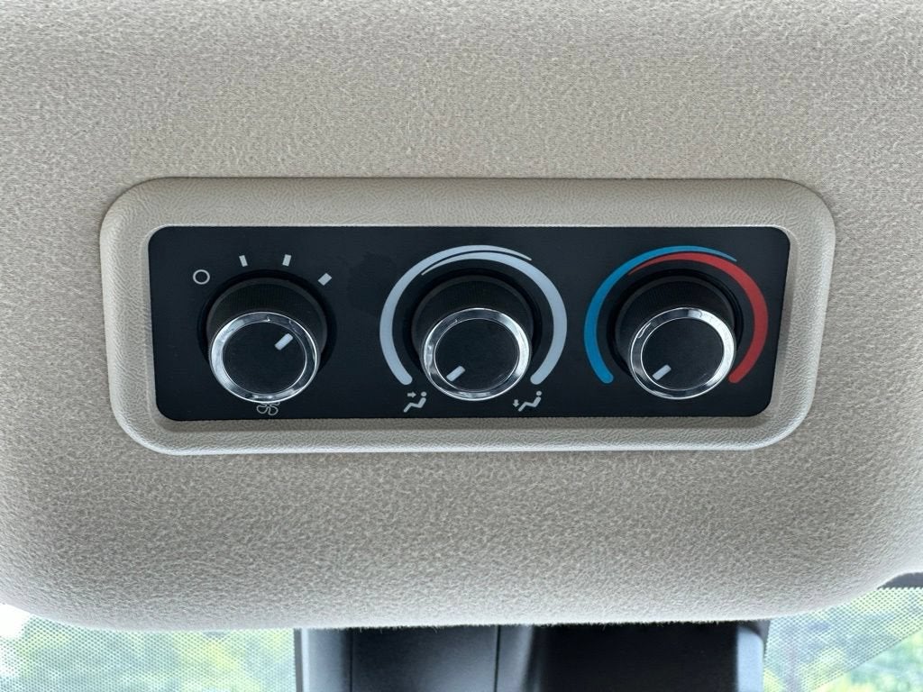 2025 Chevrolet Express Passenger 1LT