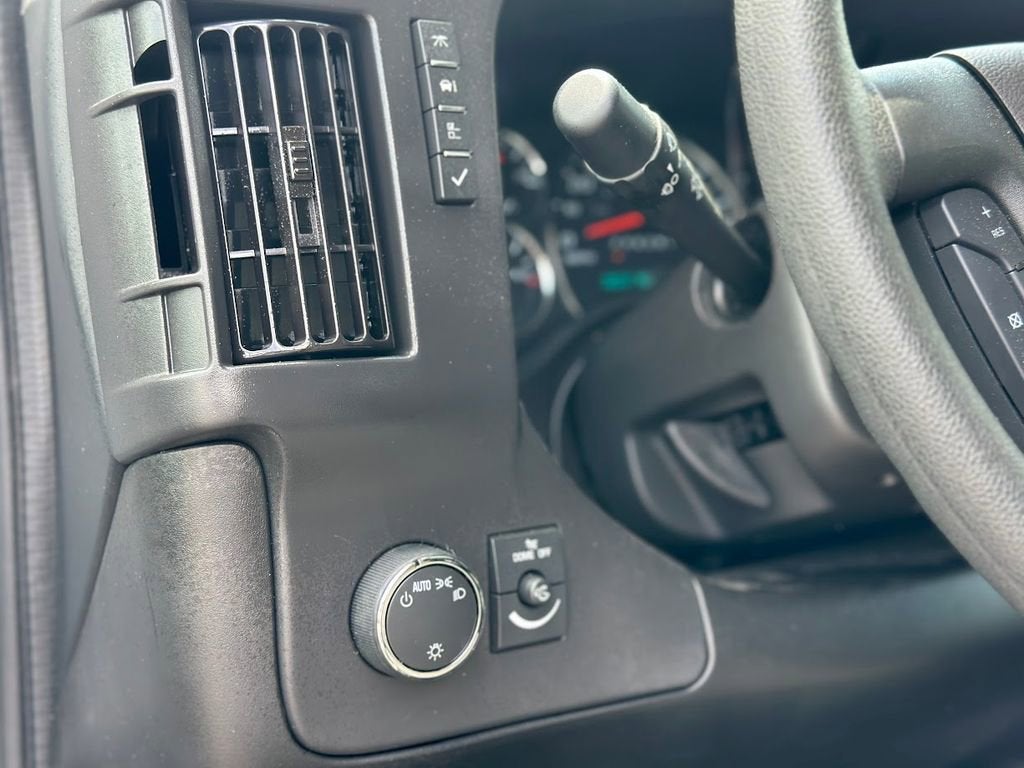 2024 Chevrolet Express Passenger 3500 1LT