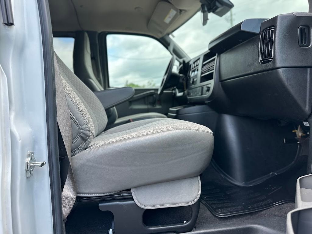 2024 Chevrolet Express Passenger 3500 1LT