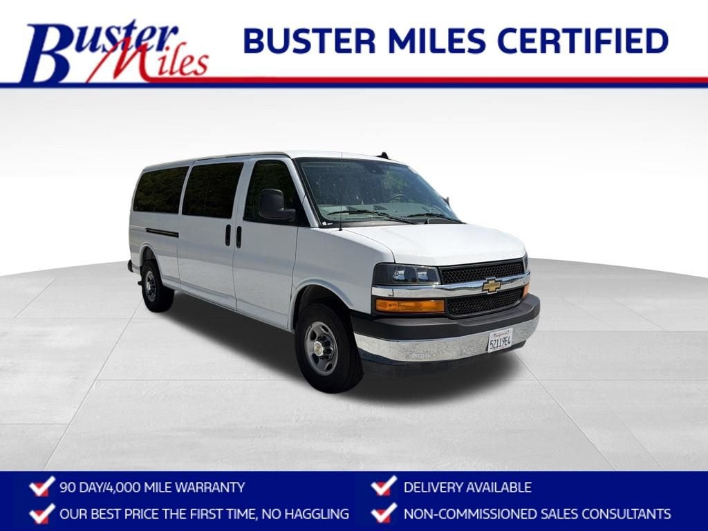 2025 Chevrolet Express Passenger 1LT