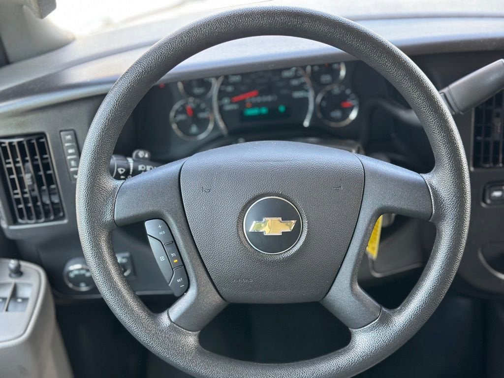 2025 Chevrolet Express Passenger 1LT
