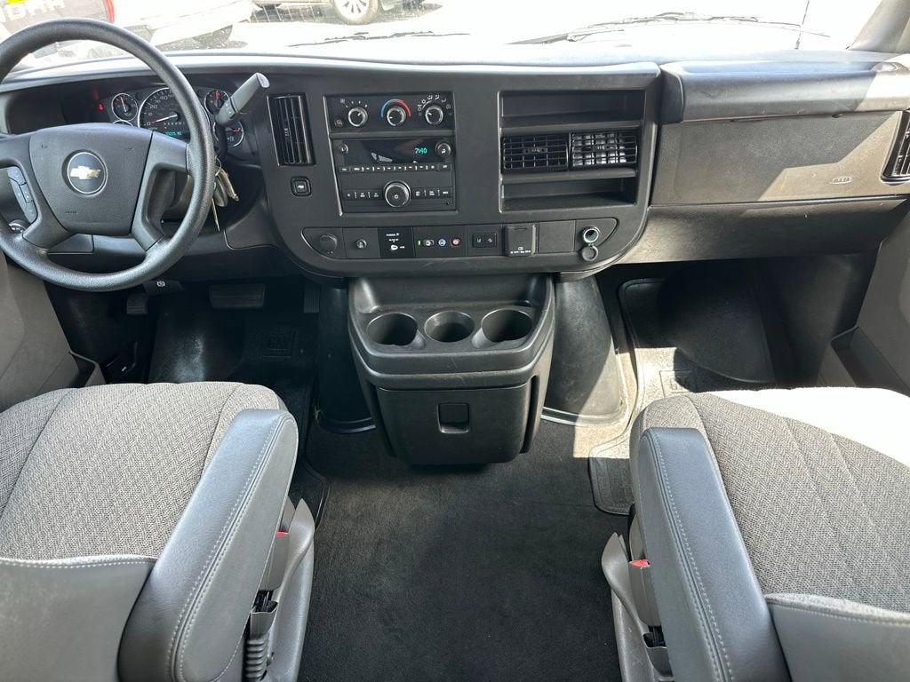 2025 Chevrolet Express Passenger 1LT