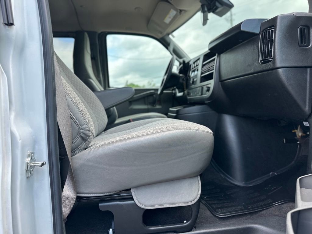 2025 Chevrolet Express Passenger 1LT