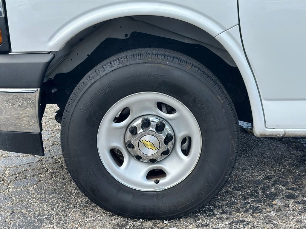 2025 Chevrolet Express Passenger 1LT
