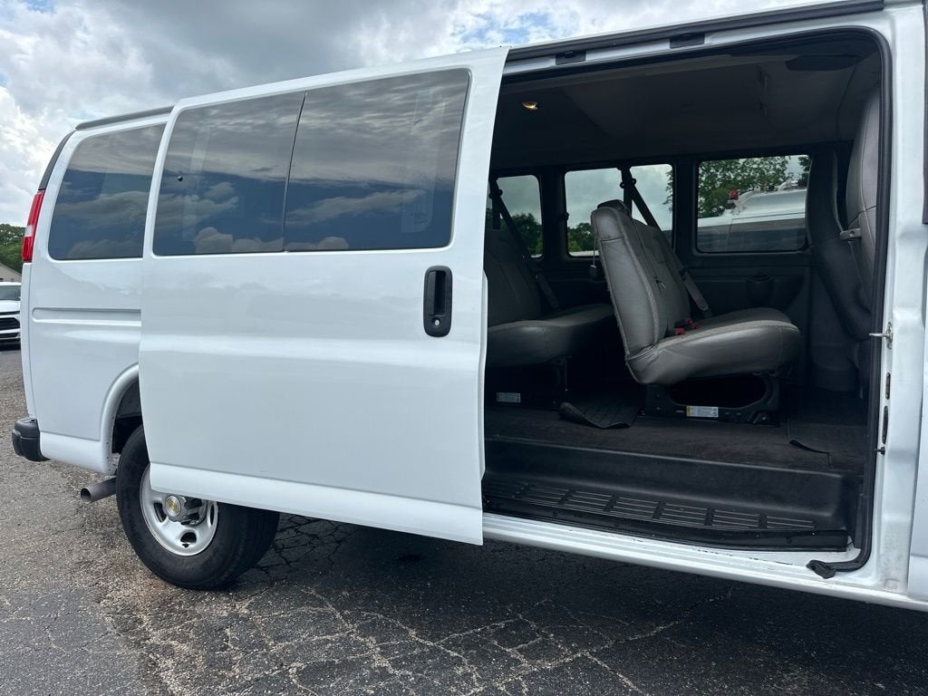 2025 Chevrolet Express Passenger 1LT