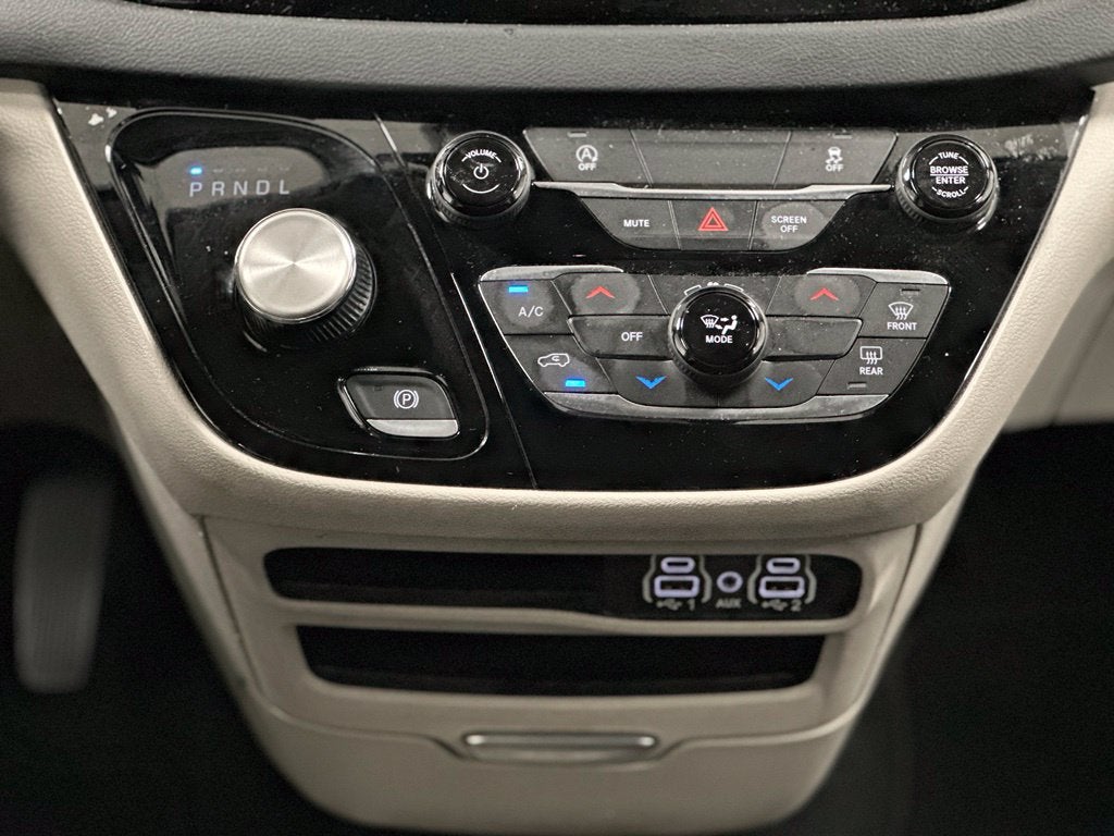 2023 Chrysler Voyager LX
